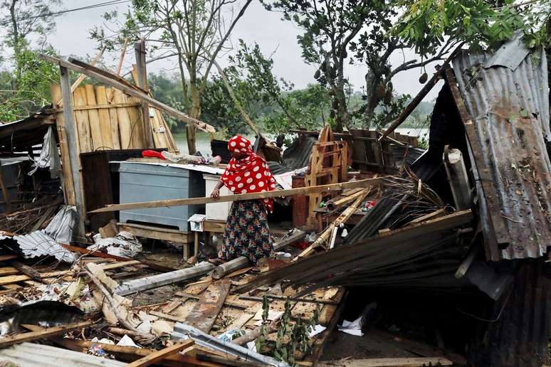 Moradora de Bangladesh recolhe seus pertences após ter casa destruída por ciclone Amphan
21/05/2020
REUTERS/Km Asad 