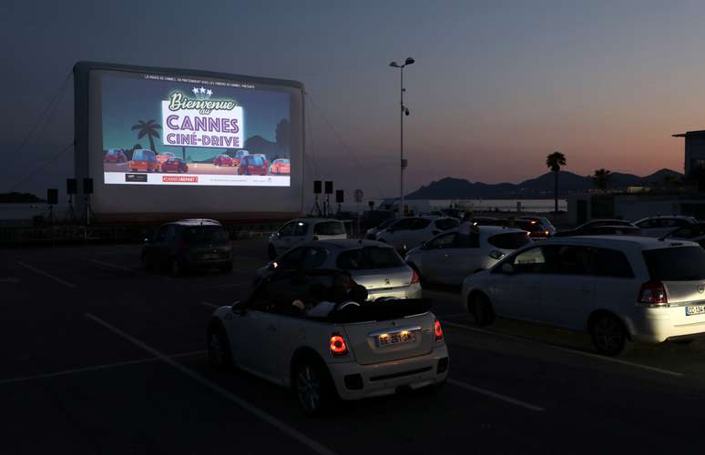 P&uacute;blico assiste a "E.T. &ndash; O Extraterrestre" em drive-in de Cannes
20/05/2020
REUTERS/Eric Gaillard