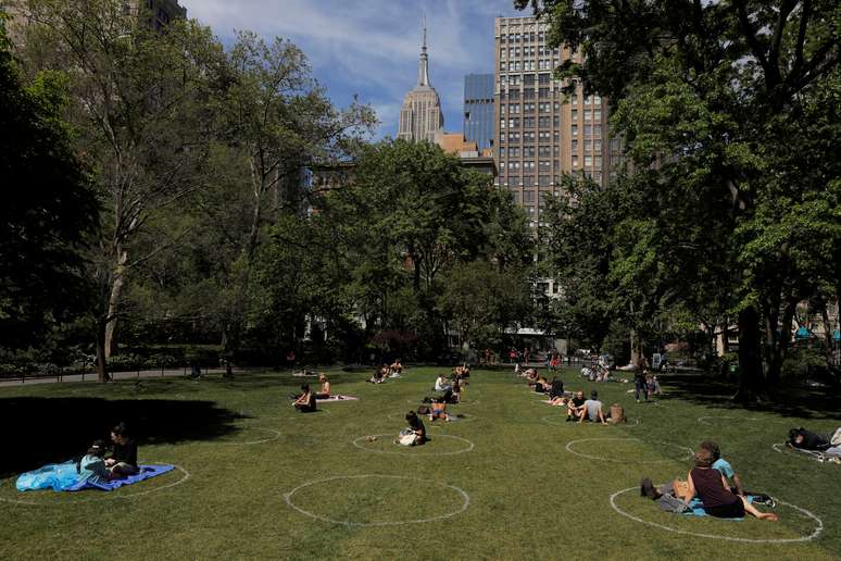 Círculos pintados na grama para manter isolamento em meio a coronavírus no Madison Square Park,  Manhattan
 20/5/2020 REUTERS/Lucas Jackson