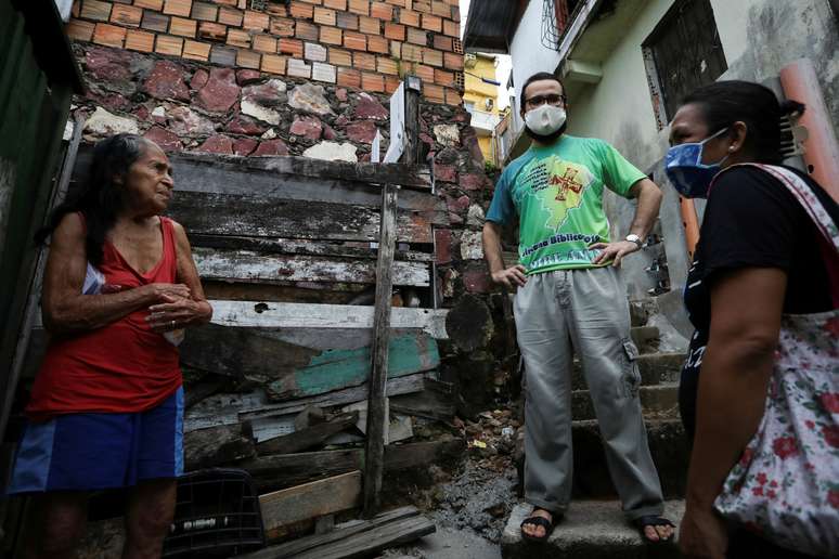 Padre Alfredo Viana Avelar durante entrega de m&aacute;scara em favela de Educandos, em Manaus
19/05/2020
REUTERS/Bruno Kelly