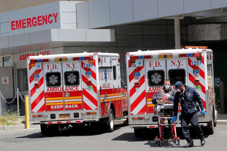 Bombeiros chegam com paciente a hospital em Nova York
20/05/2020 REUTERS/Brendan McDermid