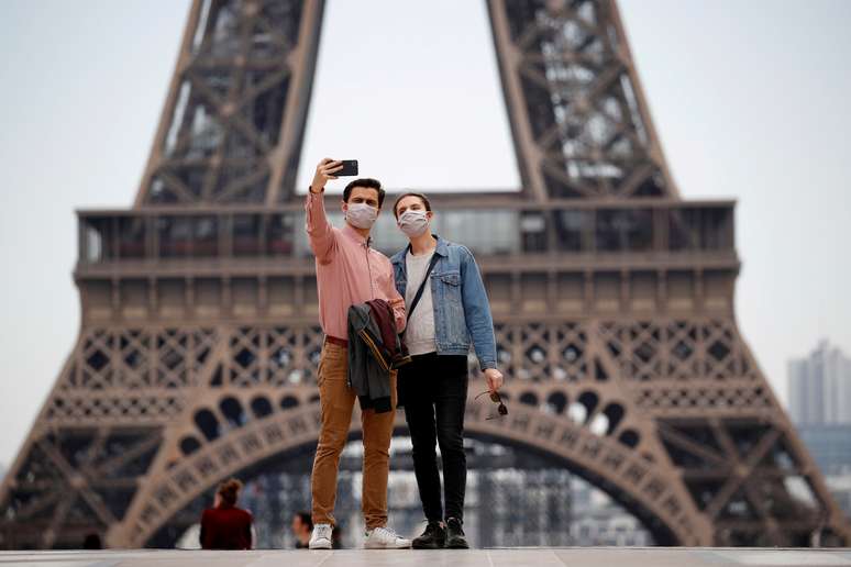 Pessoas com máscara de proteção perto da Torre Eiffel em Paris
16/05/2020 REUTERS/Gonzalo Fuentes