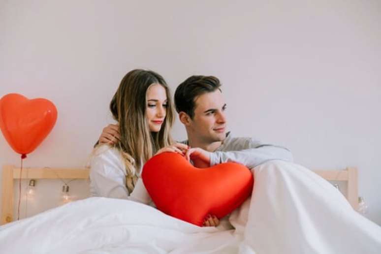 11. Almofadas em formato de coração trazem fofura para quarto decorado dia dos namorados. Fonte: Pinterest