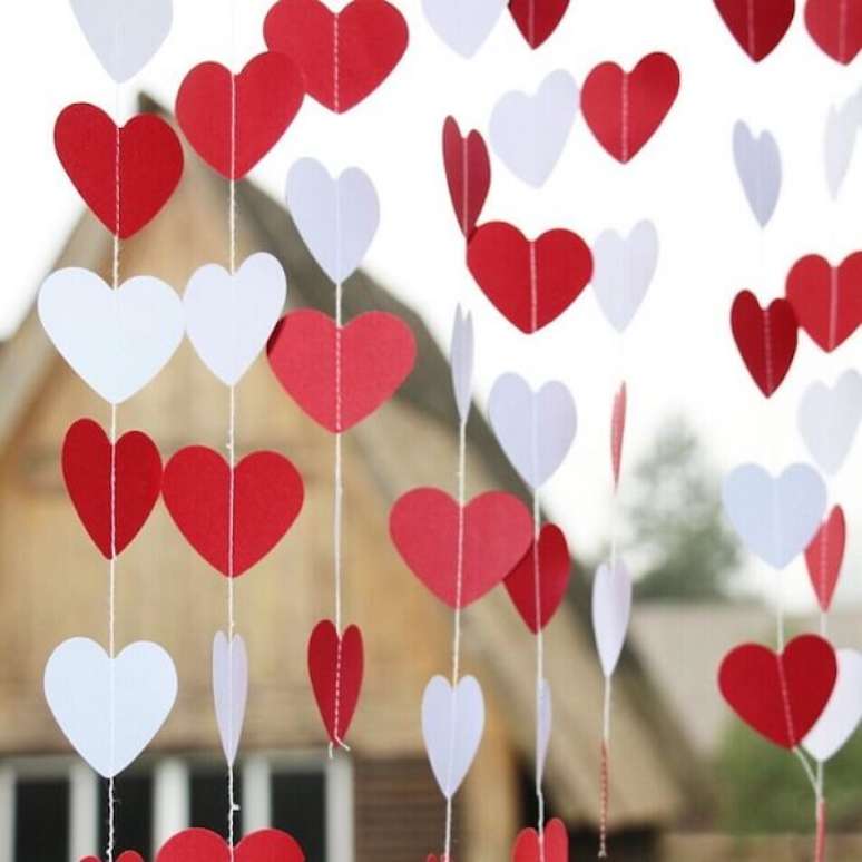 22. As cortinas de corações podem ser usadas na decoração de quarto dia dos namorados. Fonte: Pinterest