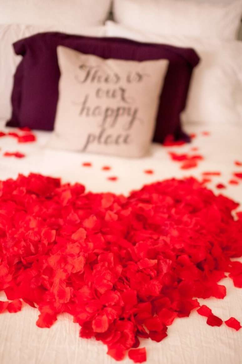 46. As pétalas de rosas podem formar um lindo coração sobre a cama. Fonte: Pinterest