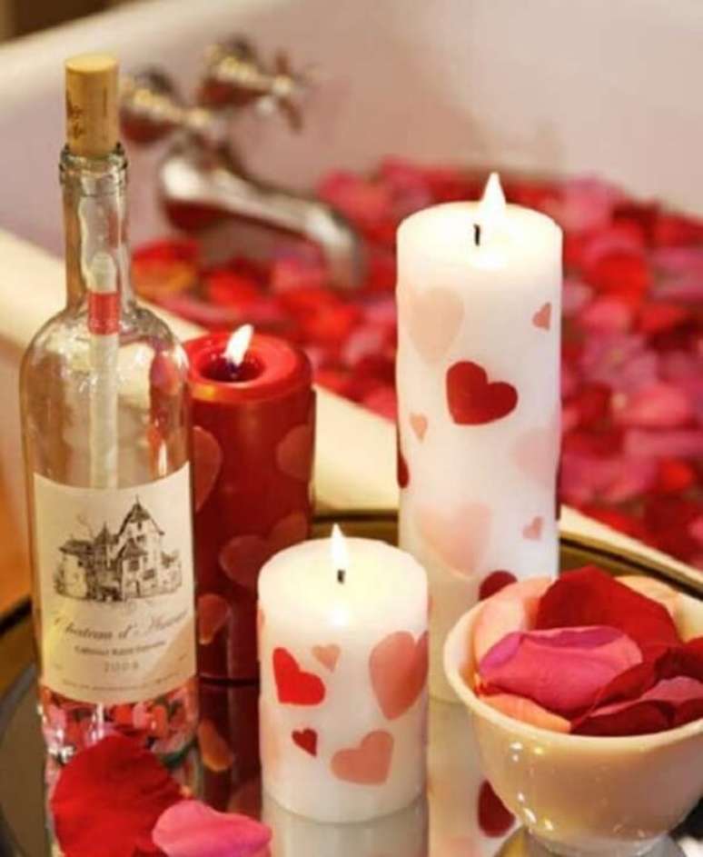 23. As velas aromáticas são ótimas para complementar a decoração dia dos namorados quarto. Fonte: Pinterest