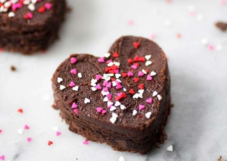 16. Até os brownie podem entrar nesse clima romântico de decoração de quarto dia dos namorados. Fonte: Pinterest