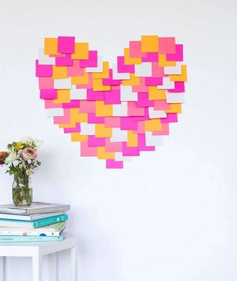 48. Bilhetinhos em post it podem formar um lindo coração na parede. Fonte: Pinterest