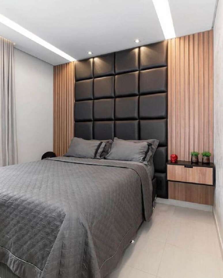 22. Cama box casal com cabeceira preta estofada at&eacute; o teto &ndash; Foto: Jeito de Casa