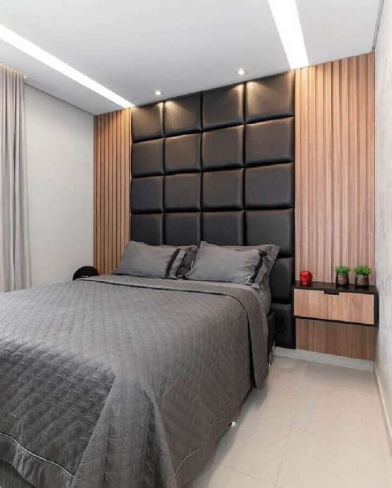 22. Cama box casal com cabeceira preta estofada até o teto – Foto: Jeito de Casa