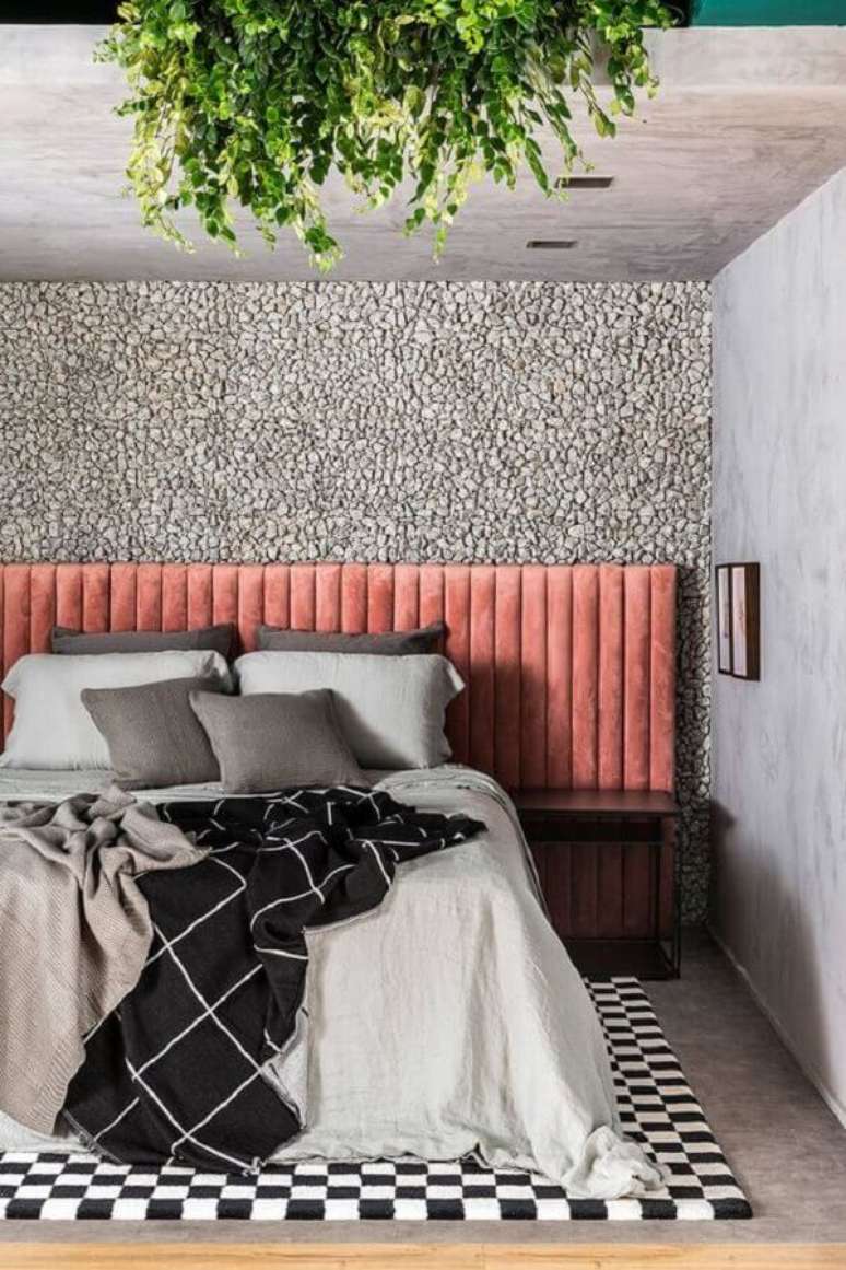 23. Decoração moderna com cabeceira casal rosa estofada para quarto cinza – Foto: Casa de Valentina