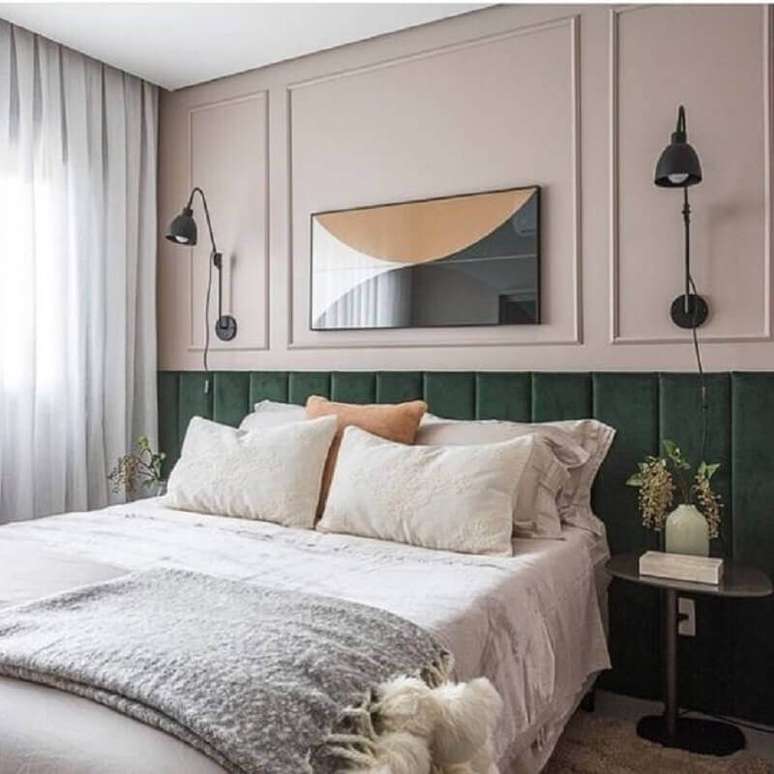 26. Decoração com cabeceira estofada casal verde para parede rosa com boiserie – Foto: Pinterest