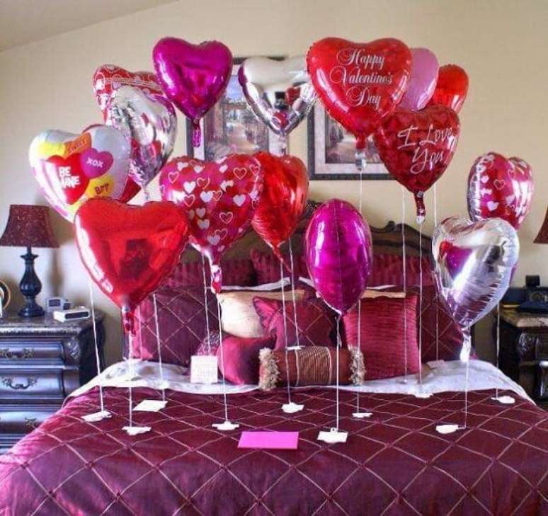 8. Complemente a decoração de dia dos namorados com balões na cama. Fonte: Pinterest