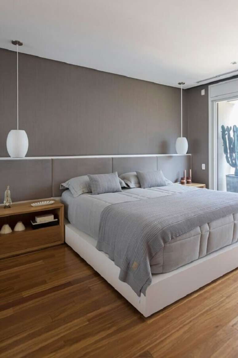 35. Decoração clean com cabeceira casal cinza grande – Foto; Casa de Valentina