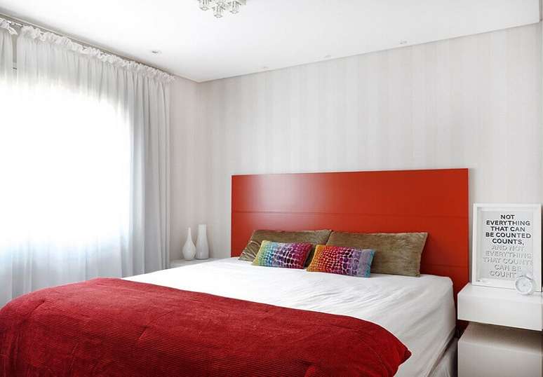 37. Decora&ccedil;&atilde;o para quarto todo branco com cabeceira casal madeira pintada de vermelho &ndash; Foto: Elen Saravalli
