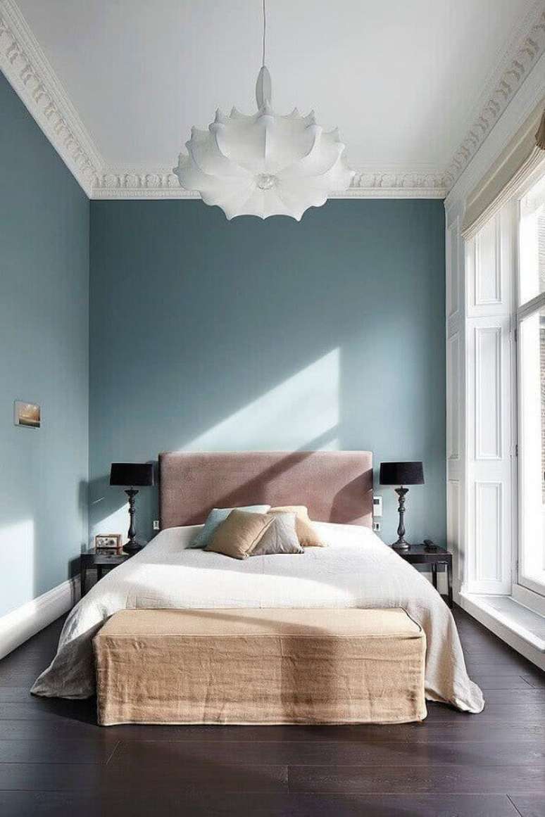 43. Decoração de quarto azul com cabeceira casal estofada – Foto: Architect’s Republic