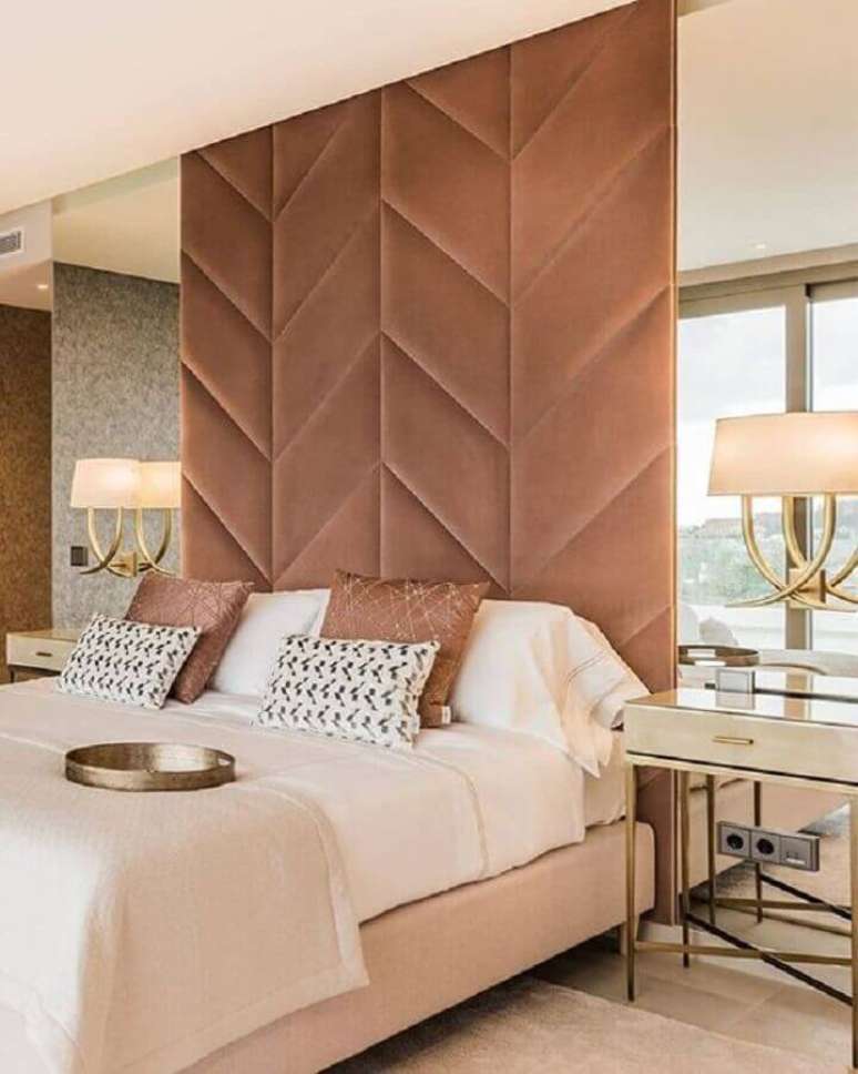 56. Modelo de cabeceiras casal estofada at&eacute; o teto para quarto com decora&ccedil;&atilde;o moderna e sofisticada &ndash; Foto: Arquidicas