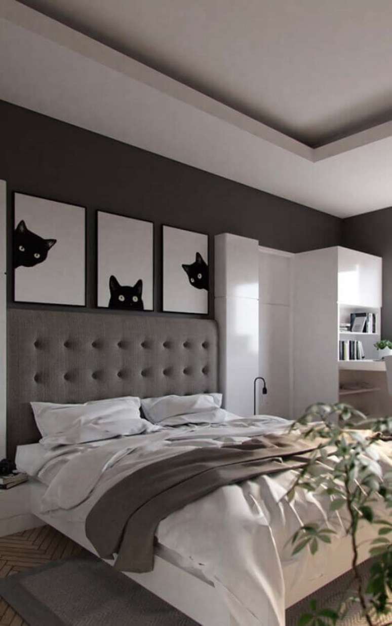 57. Decoração moderna para quarto com cabeceira casal cinza estofada e vários quadros com rostinho de gatos – Foto: Otimizi