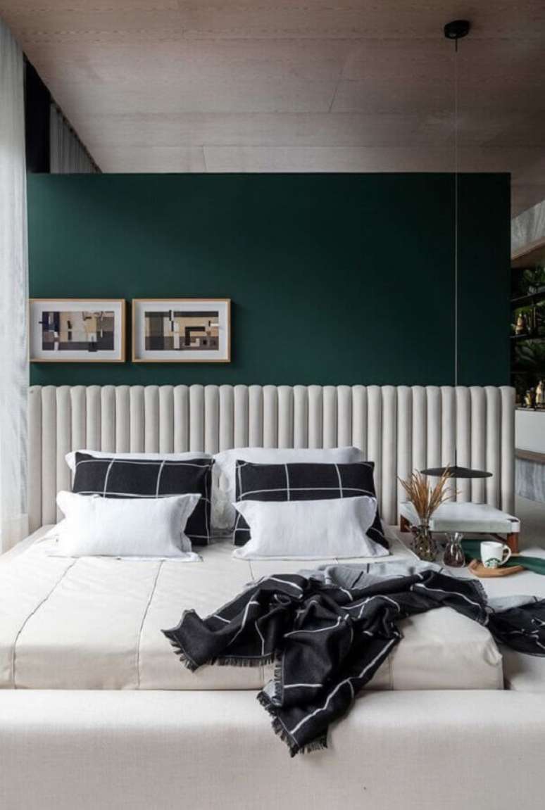 59. Decoração moderna para quarto planejado com parede verde e cabeceira casal branca estofada – Foto: Casa de Valentina