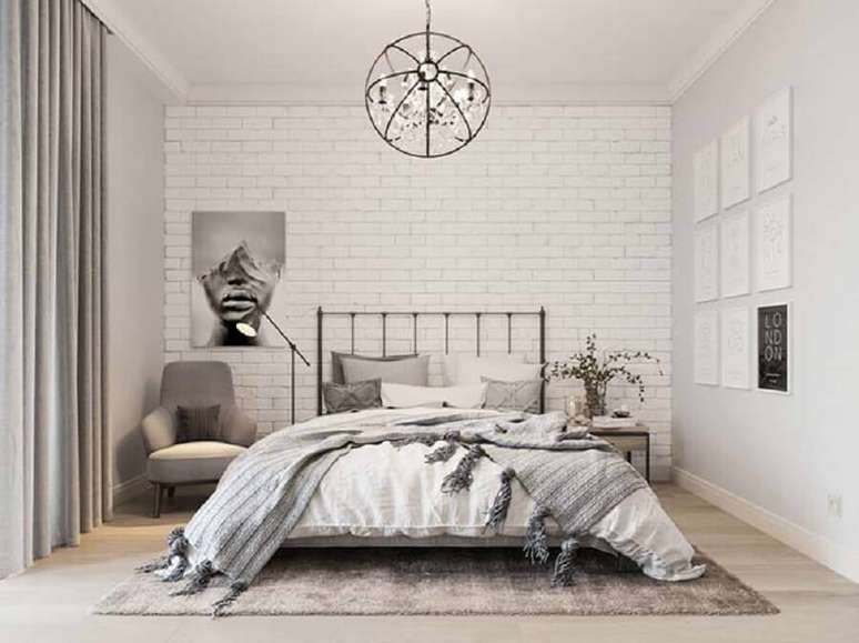 63. Decoração de quarto branco com cabeceira de ferro casal – Foto: Pinterest
