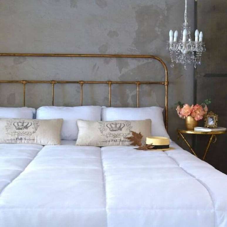 65. Quarto cinza decorado com cabeceira de ferro casal com acabamento cobre combinando com a mesa lateral &ndash; Foto: eh!D&Eacute;COR