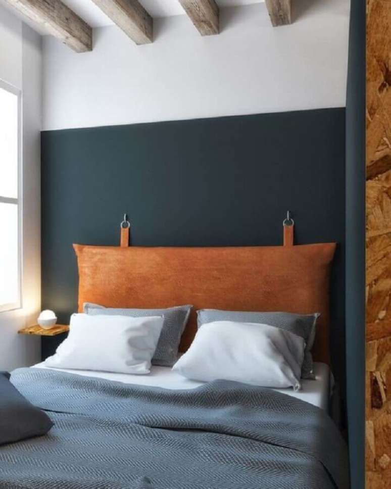 66. Decora&ccedil;&atilde;o para quarto pequeno com parede preta e cabeceira casal marrom estofada &ndash; Foto: Pinterest