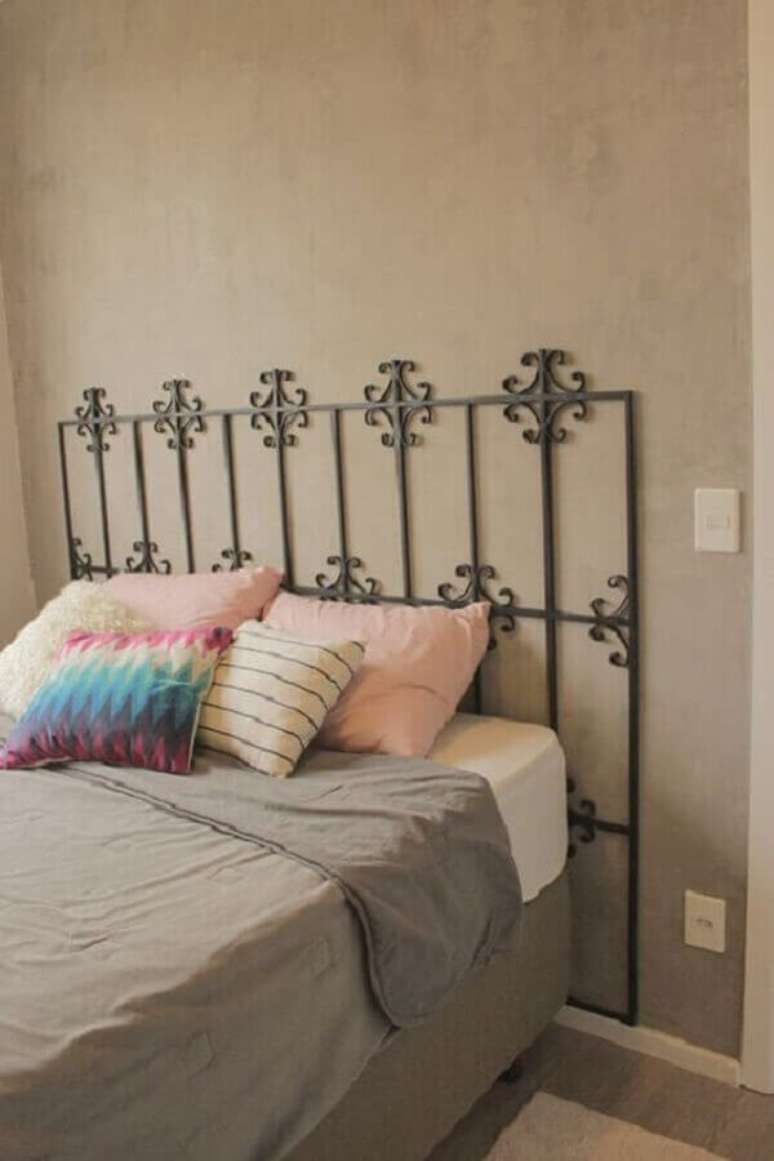 71. Decoração simples para quarto com cabeceiras casal de ferro – Foto: Revista VD