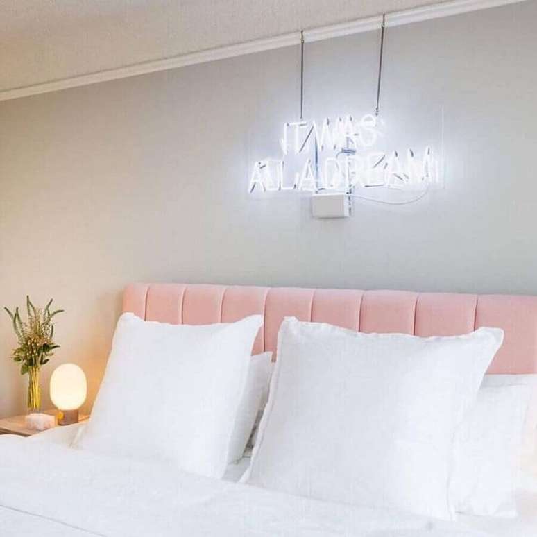 73. Decoração clean com cabeceira casal rosa para quarto branco – Foto: Pinterest