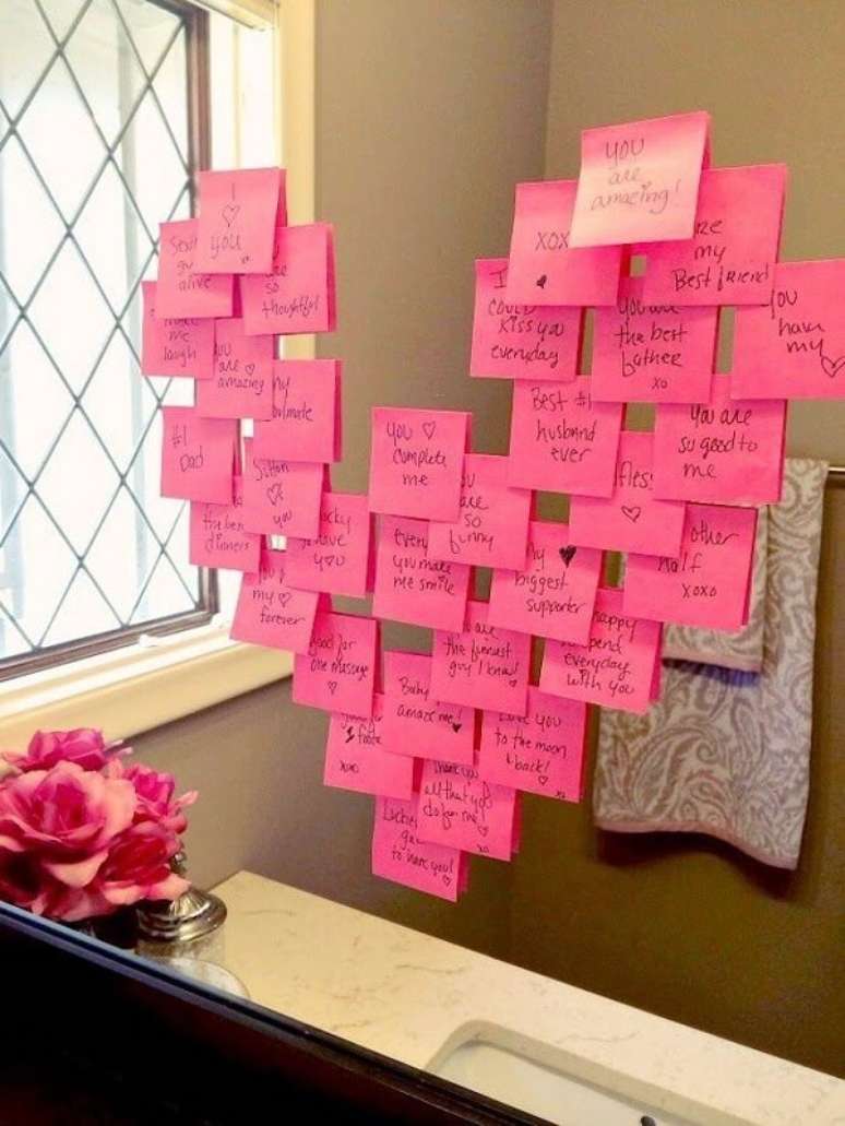 21. Inove na decoração de quarto dia dos namorados incluindo post it com mensagem românticas. Fonte: Pinterest