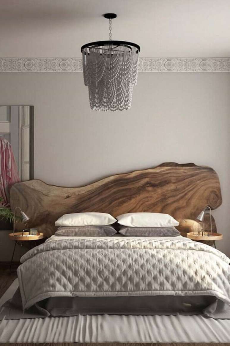 74. Modelo arrojado de cabeceira casal madeira que se destaca no quarto decorado – Foto: Pinterest