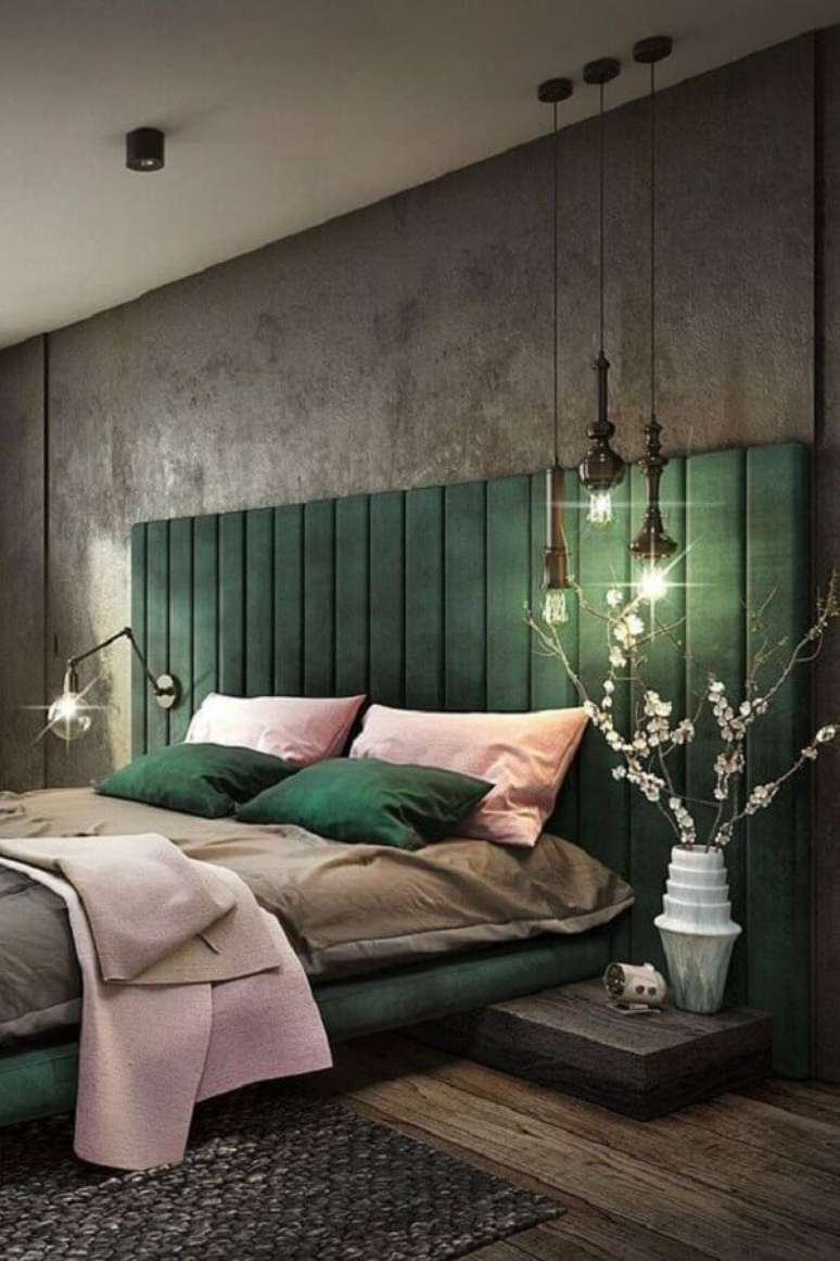 76. Decoração moderna para quarto com pendentes minimalistas parede de cimento queimado e cabeceira de casal verde estofada – Foto: Pinterest