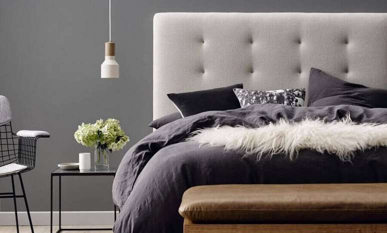 80. Modelo de cabeceira casal cinza estofada &ndash; Foto: Revista VD