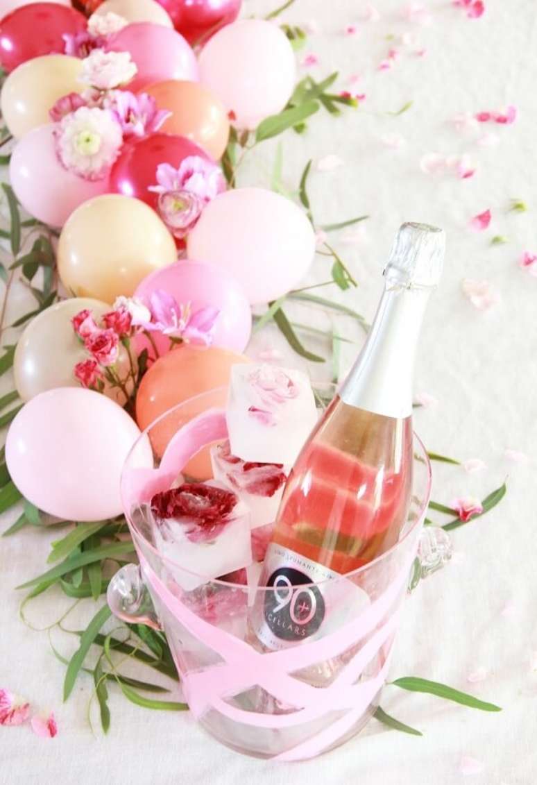 32. O balde da champanhe pode ficar ainda mais especial com a presença de cubas florais de gelo. Fonte: Pinterest
