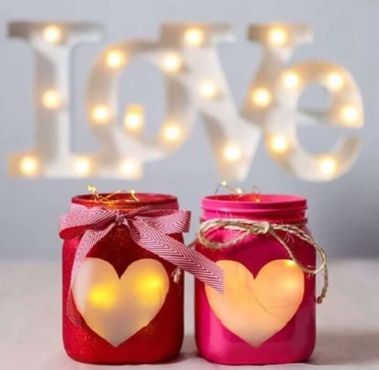 31. Os potinhos com luzes e coração ficam lindos na decoração dia dos namorados quarto simples. Fonte: Nahmorar