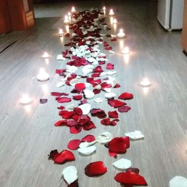 40. Pétalas e velas deixam o quarto decorado dia dos namorados ainda mais especial. Fonte: Pinterest