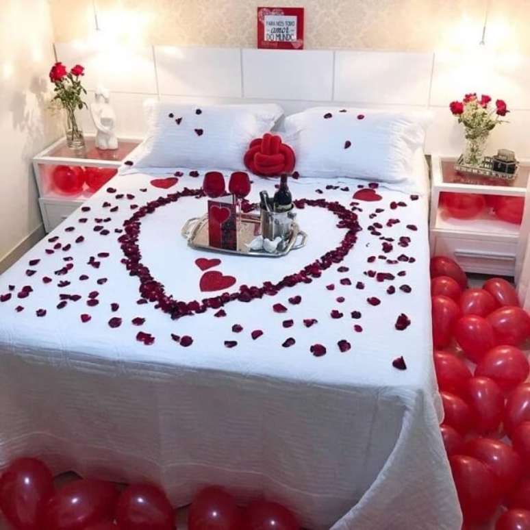 2. Pétalas e vinho fazem parte do quarto decorado para dia dos namorados. Fonte: Sophia Flores