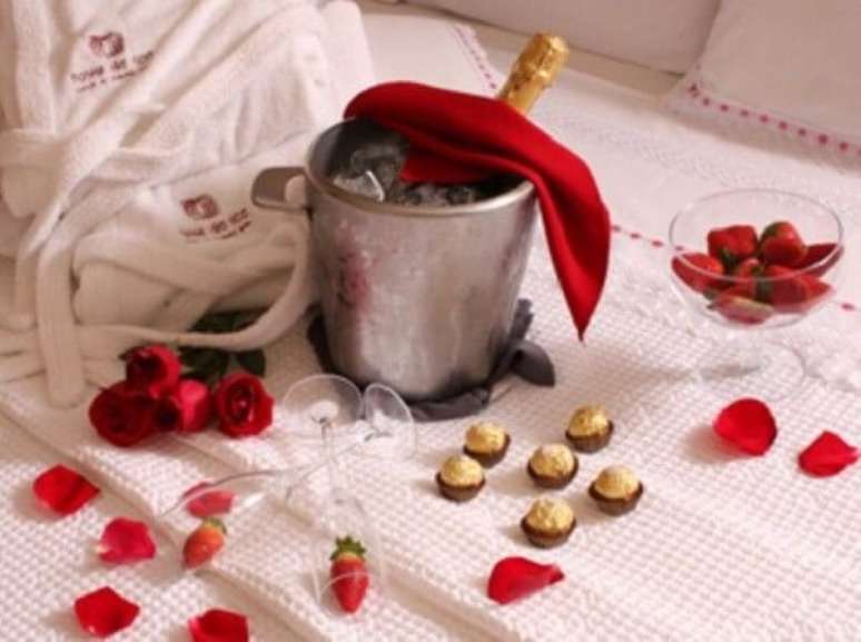 38. Procure incluir uma champanhe no quarto decorado para dia dos namorados. Fonte: Pinterest