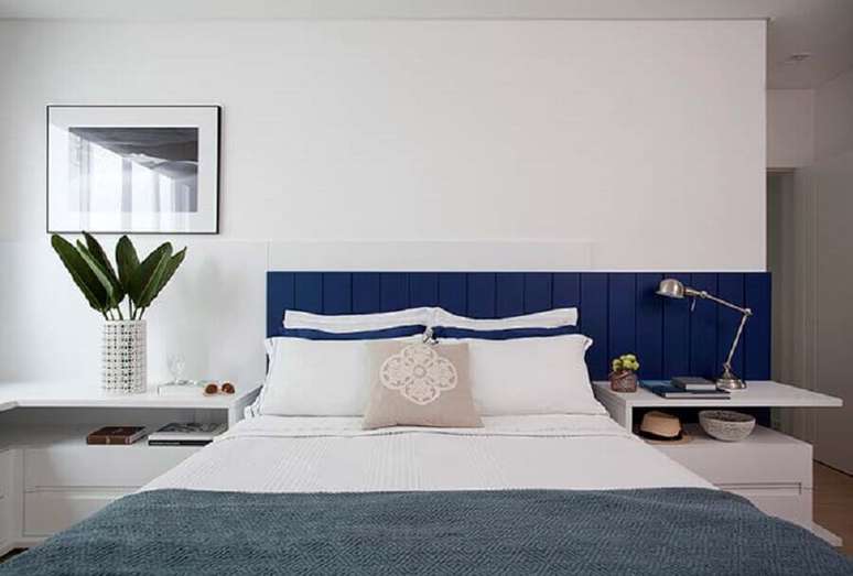 4. A cabeceira de casal azul se destaca na decoração do quarto todo branco – Foto: Juliana Pippi