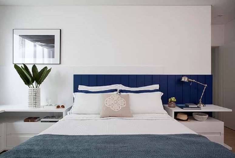 4. A cabeceira de casal azul se destaca na decora&ccedil;&atilde;o do quarto todo branco &ndash; Foto: Juliana Pippi