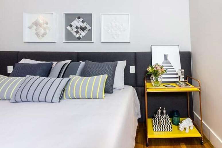 88. Cama box casal com cabeceira estofada cinza para quarto com criado mudo amarelo – Foto: Pinterest