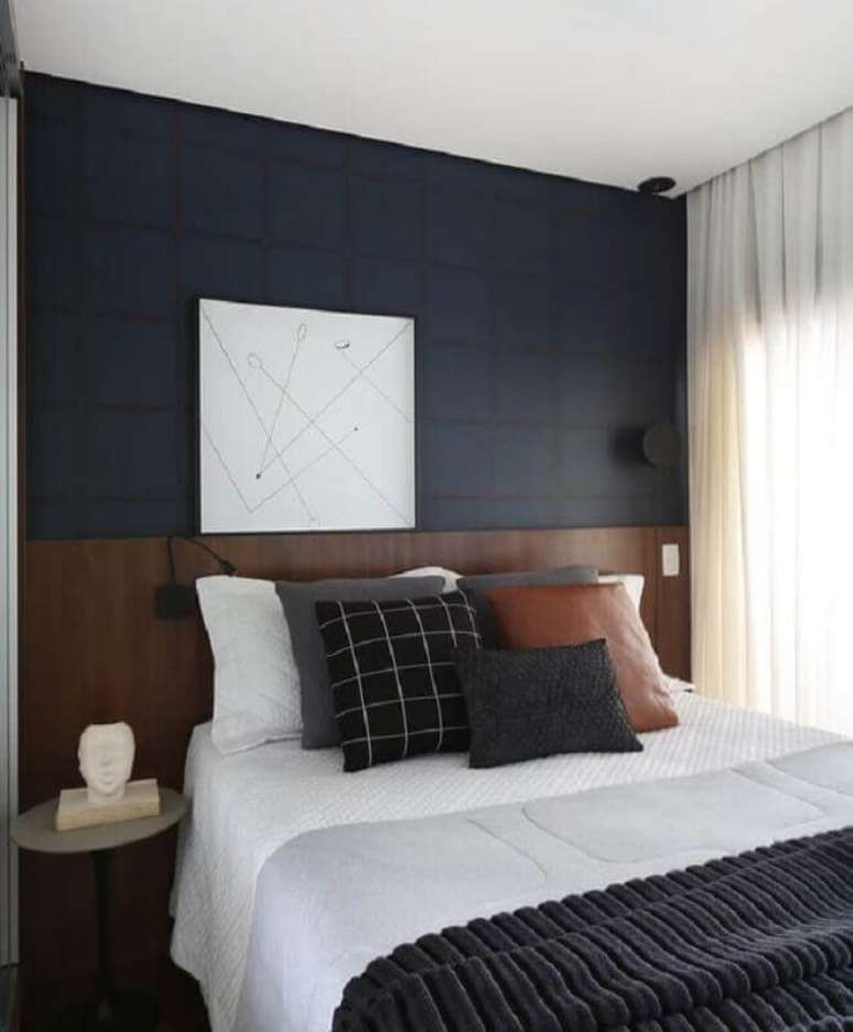 90. Quarto decorado com papel de parede azul marinho e cabeceira casal madeira escura – Foto: Pinterest