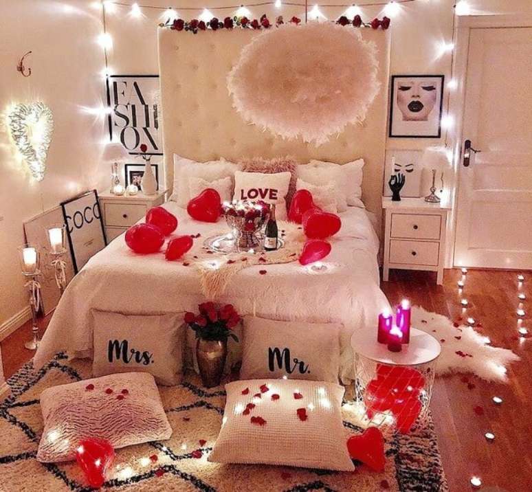 34. Quarto decorado para dia dos namorados com pétalas, luzes e flores. Fonte: Pinterest