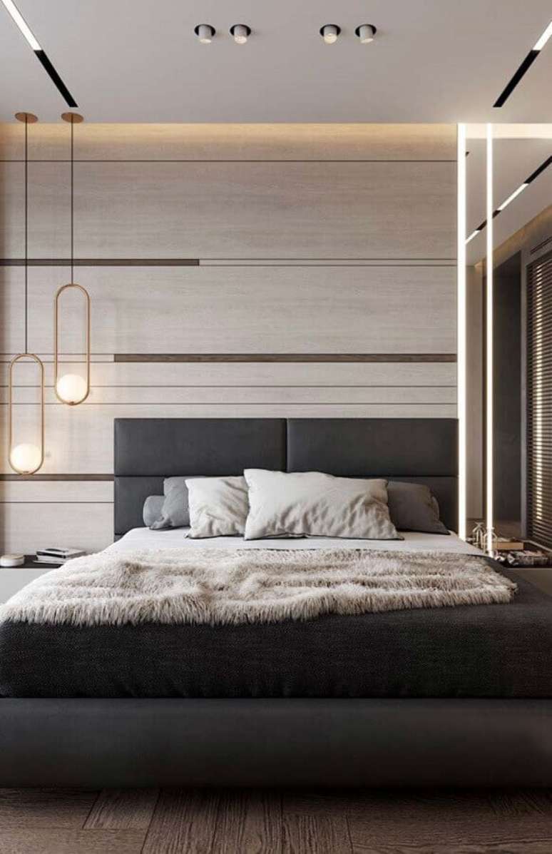 92. Decoração moderna para quarto com cama casal com cabeceira cinza estofada – Foto: Webcomunica