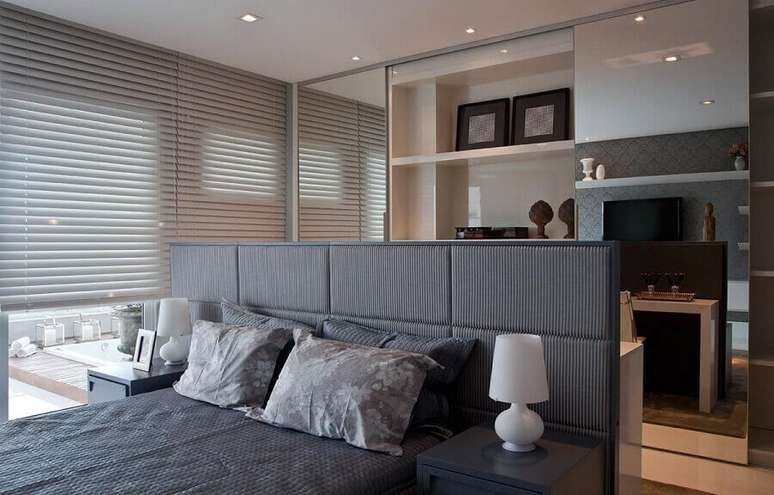 93. Quarto planejado com cabeceiras casal cinza como divis&atilde;o de quarto com closet &ndash; Foto: Webcomunica