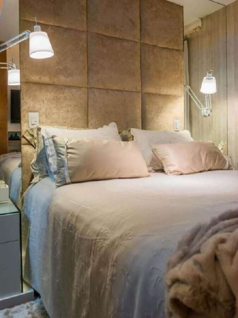 94. Cabeceiras casal at&eacute; o teto s&atilde;o &oacute;timas para decorar quartos amplos &ndash; Foto: Pinterest