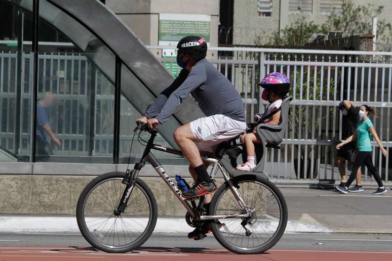 Movimentação de ciclistas e pessoas usando máscaras de proteção na Avenida Paulista, na região central de São Paulo