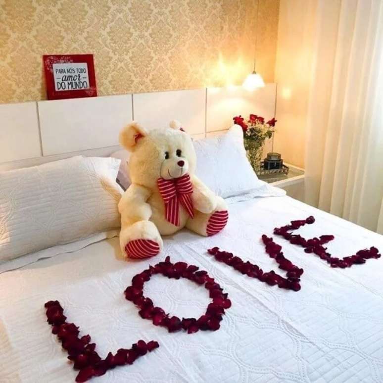 39. Ursinhos fofos são muito bem-vindos no quarto decorado para dia dos namorados. Fonte: Sophia Flores