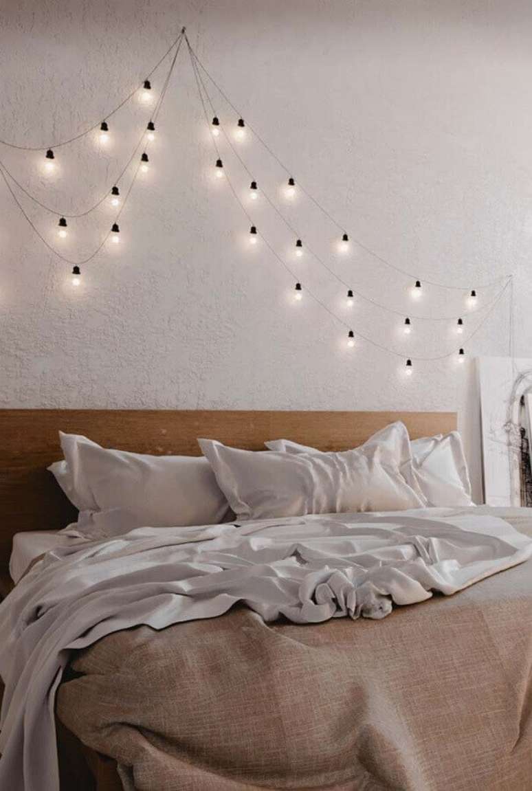 103. Varal de luz e cabeceira casal madeira para quarto com decoração simples – Foto: Pinterest