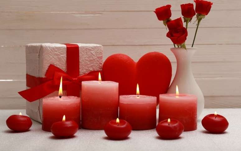 10. Velas em tons de vermelho para a decoração de quarto dia dos namorados. Fonte Pinterest