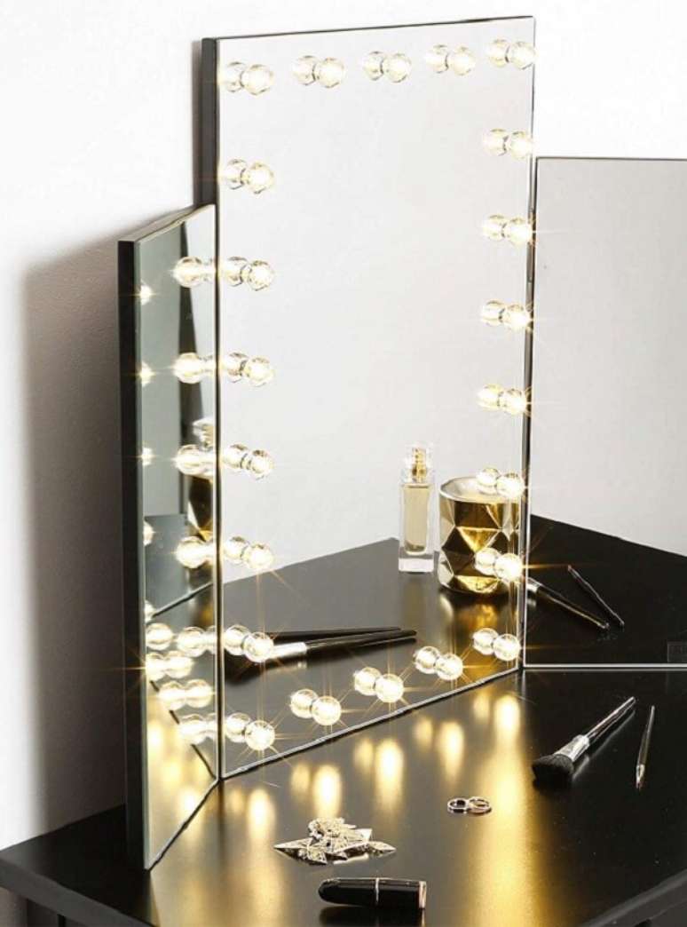 57. Penteadeira camarim com espelho apoiado na bancada, sem moldura e com mini l&acirc;mpadas. Fonte: Pinterest